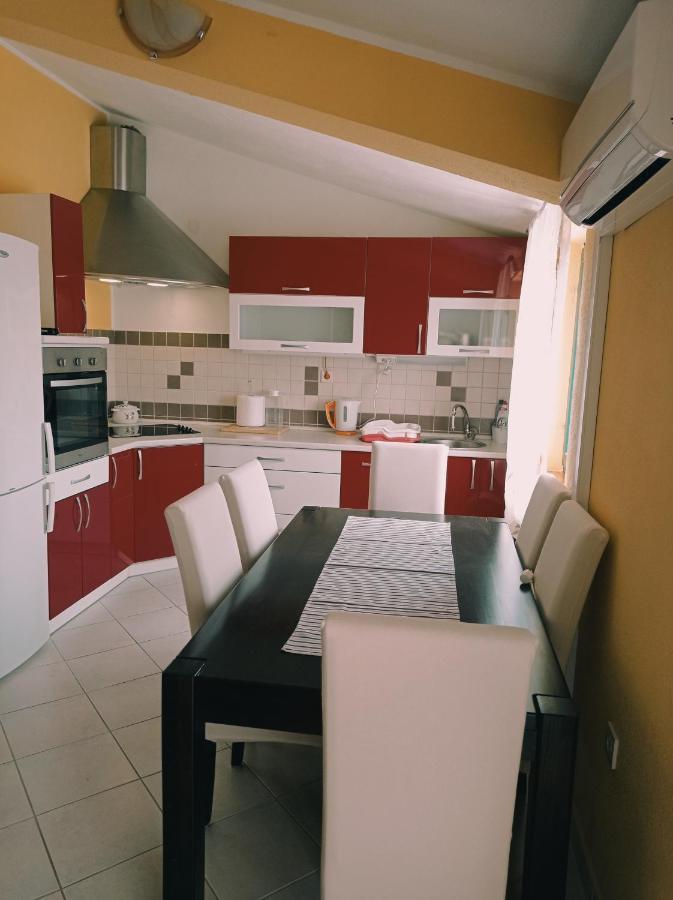 Apartment Silvija Vinisce Exterior photo