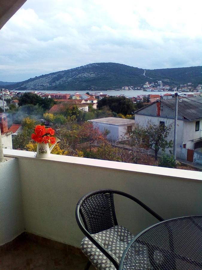 Apartment Silvija Vinisce Exterior photo